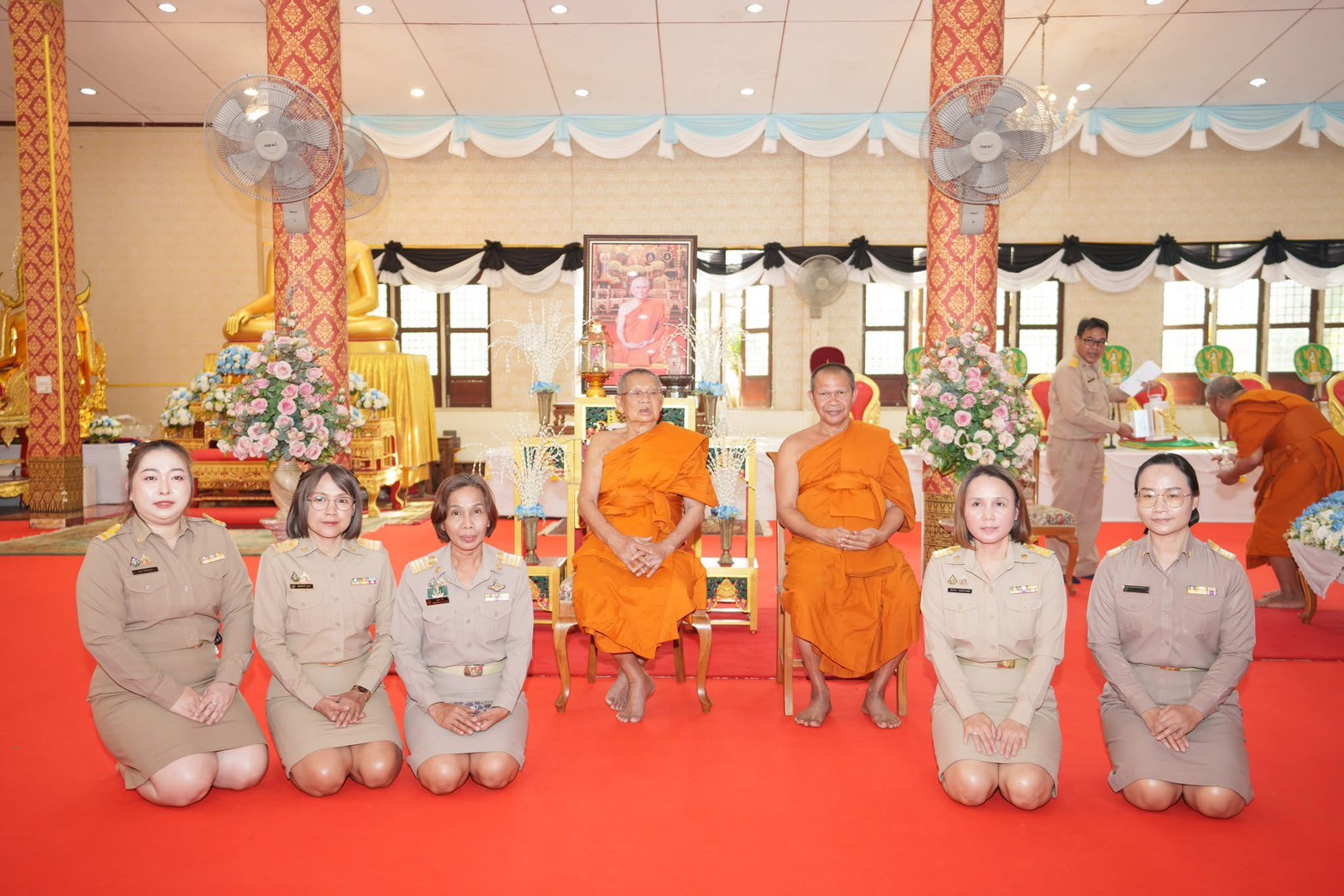 title - วันจันทร์ที่ 29 ธันวาคม 2568 เวลา 14.30 น. นายวิทูล ประดิษฐบุญ  ปฏิรูปที่ดินจังหวัดปราจีนบุรี มอบหมายให้ ข้าราชการ และเจ้าหน้าที่ ส.ป.ก.ปราจีนบุรี เข้าร่วม พิธีรับไฟพระฤกษ์และน้ำพระพุทธมนต์ประทาน  ของสมเด็จพระอริยวงศาคตญาณ สมเด็จพระสังฆราช สกลมหาสังฆปริณายก  เนื่องในโอกาสวันขึ้นปีใหม่ 2568